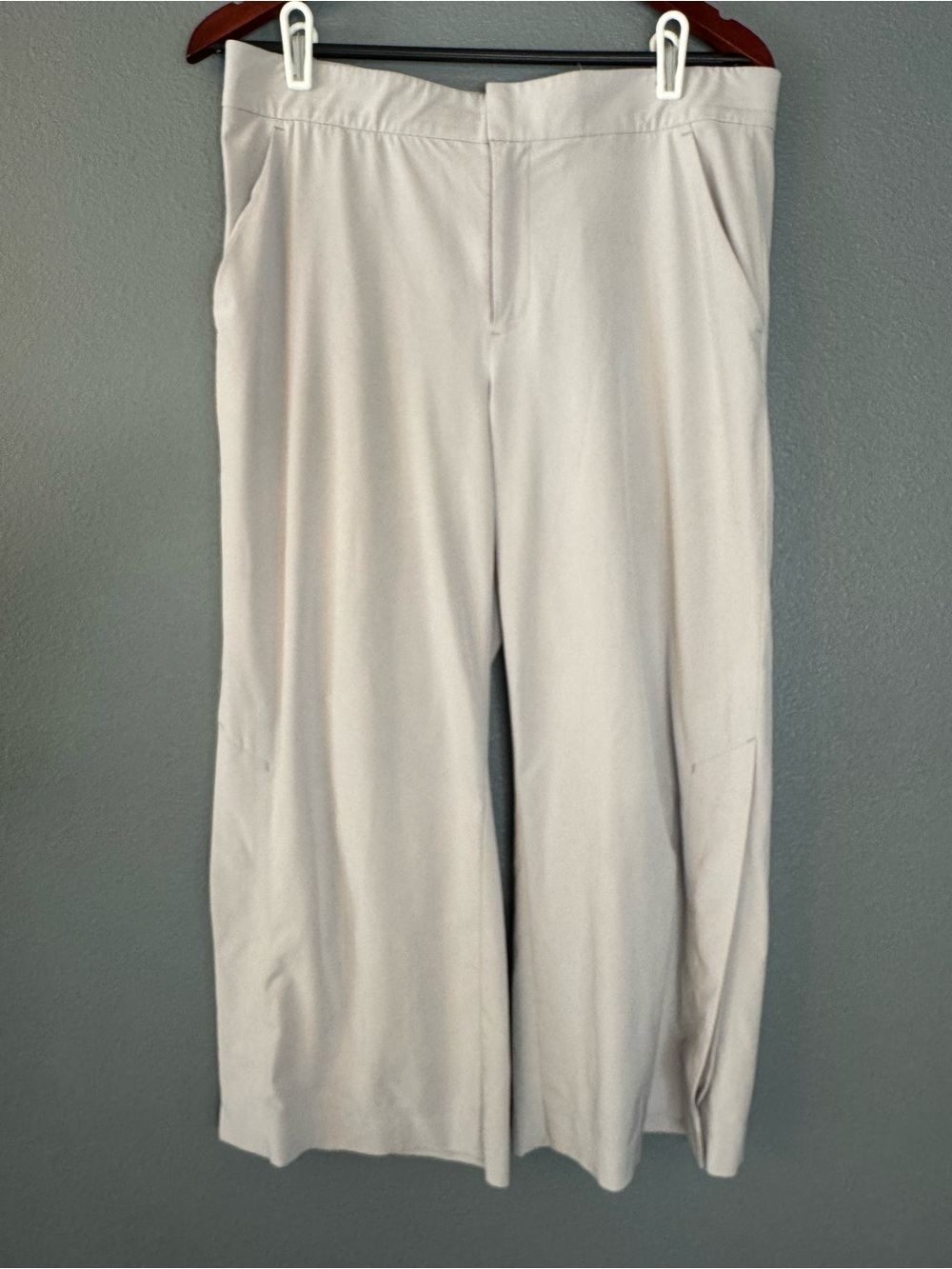 Athleta Women’s Size 12 Light Gray Wide Leg Crop Pants Pull On Stretch Travel